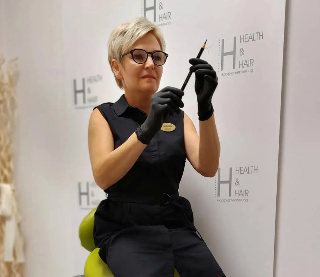 Isabella Schramke bei der Haarpigmentierung